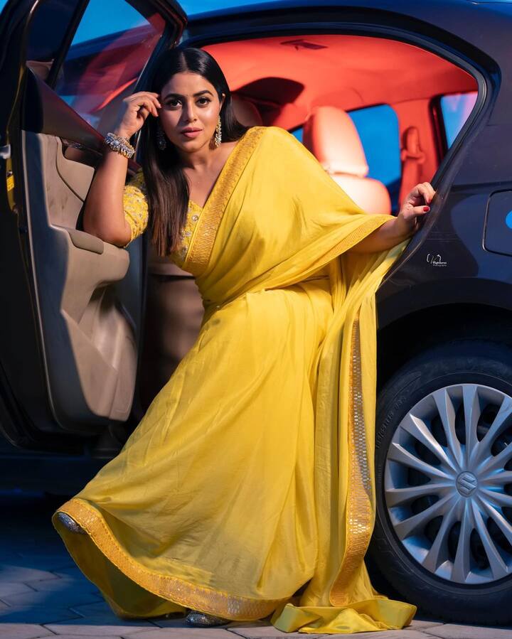 தற்போது இவர் மஞ்சள் நிற புடவை அணிந்து , போட்டோ ஷூட் நடத்தியுள்ளார்