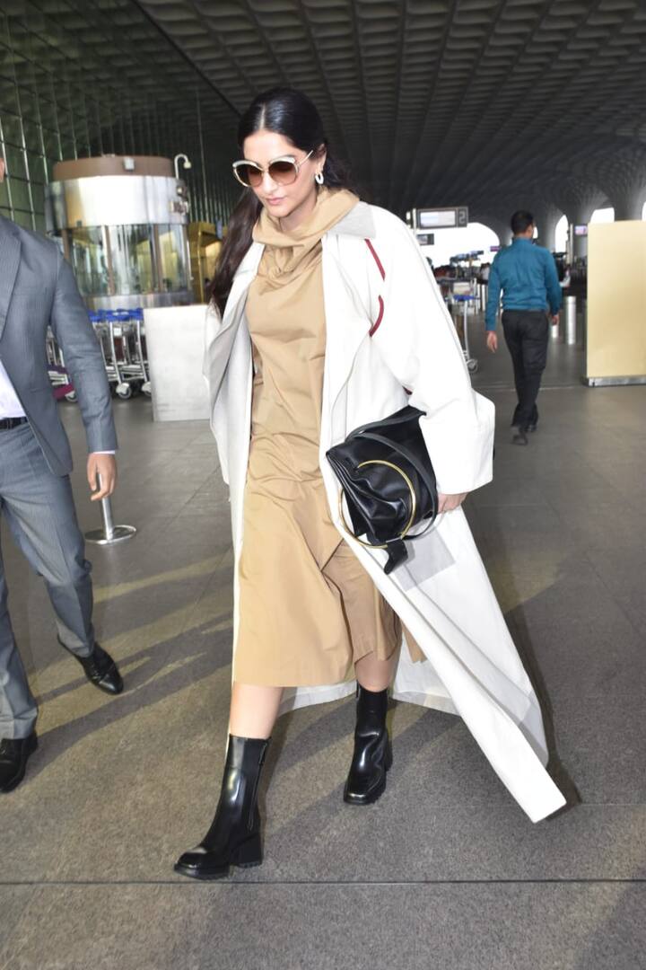 सोनम कपूर इन दिनों आए दिन अपने फैशनेबल आउटफिट्स के कारण सुर्खियों में हैं. प्रेग्नेंसी वेट लॉस के बाद वह पहले की तरह ग्लैमरस दिखने लगी हैं.