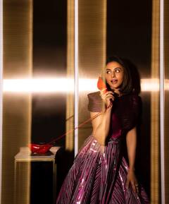 Rakul Preet: పెదవులు ఫోన్ అయ్యాయి.. ఇంతకీ ఆ పెదవులతో రకుల్ ఎవరితో మాట్లాడుతుందో!