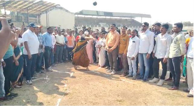 बाल महोत्सवाच्या उद्घाटनानंतर पदर खोचून जिल्हाधिकारी आंचल गोयल यांनी गोळा फेकला जो गोळा फेकीची निर्धारित सीमेच्या पलीकडे जाऊन पडला.