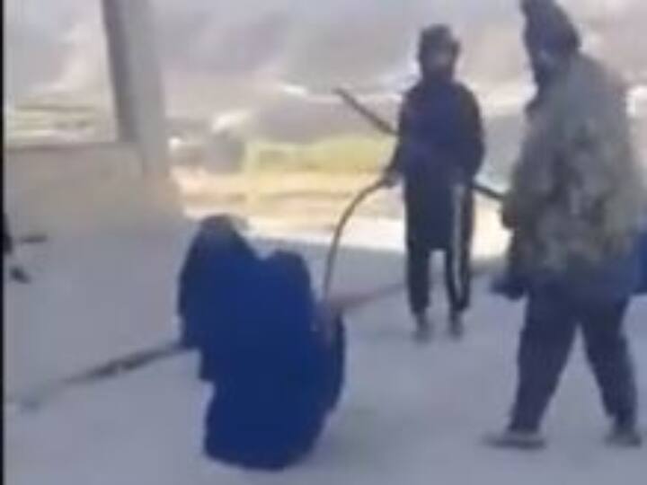 Women Flogged In Afghanistan For Shopping Without Male Guardian Women Flogged In Afghanistan: तालिबान की क्रूरता, अकेले शॉपिंग करने गई महिला तो छड़ी से पीटा, विचलित कर देगा वीडियो