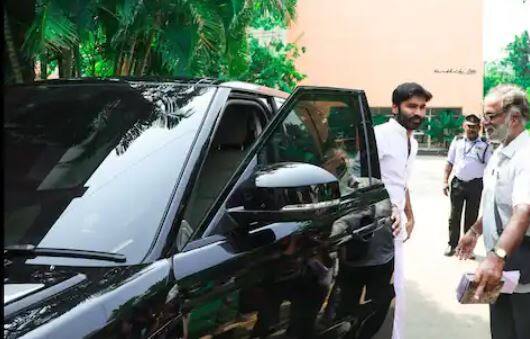 ਰੋਲਸ ਰਾਇਸ ਗੋਸਟ - ਬਲੈਕ ਰੋਲਸ ਰਾਇਸ ਗੋਸਟ ਵੀ ਧਨੁਸ਼ ਦੇ ਕਲੈਕਸ਼ਨ 'ਚ ਸ਼ਾਮਲ ਹੈ। ਇਹ 6.6-ਲੀਟਰ ਟਵਿਨ-ਟਰਬੋ V12 ਪੈਟਰੋਲ ਇੰਜਣ ਦੁਆਰਾ ਸੰਚਾਲਿਤ ਹੈ। ਇਸ ਦੀ ਕੀਮਤ ਕਰੀਬ 7 ਕਰੋੜ ਰੁਪਏ ਹੈ।