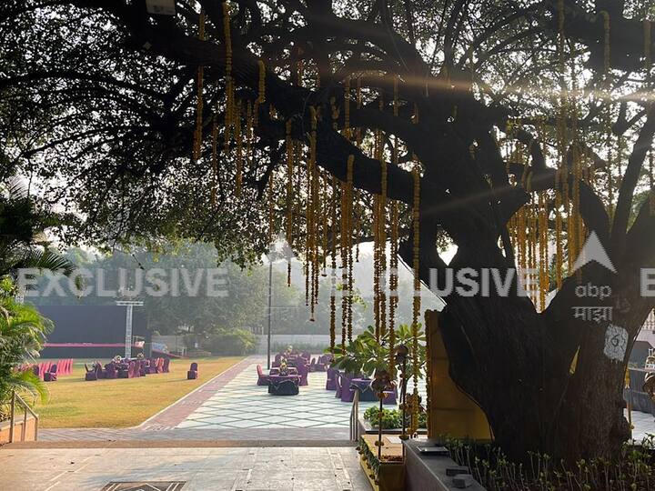 सजावटीसाठी खास फुलांचा वापर करण्यात आला आहे.
