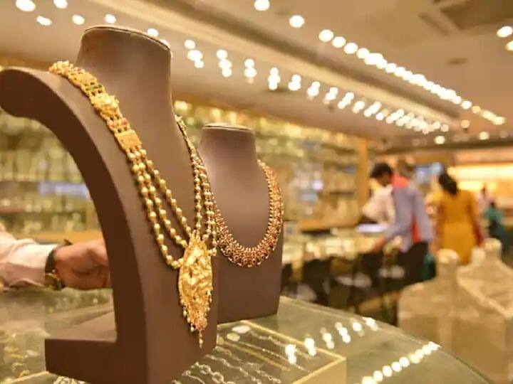 Jalgaon Gold News gold prices is on 2nd december gold price hike today marathi news Jalgaon Gold News : सुवर्णनगरी जळगावमध्ये सोन्याच्या दरात उच्चांकी वाढ; जीएसटी सह सोन्याचा दर 55 हजारांच्या पार