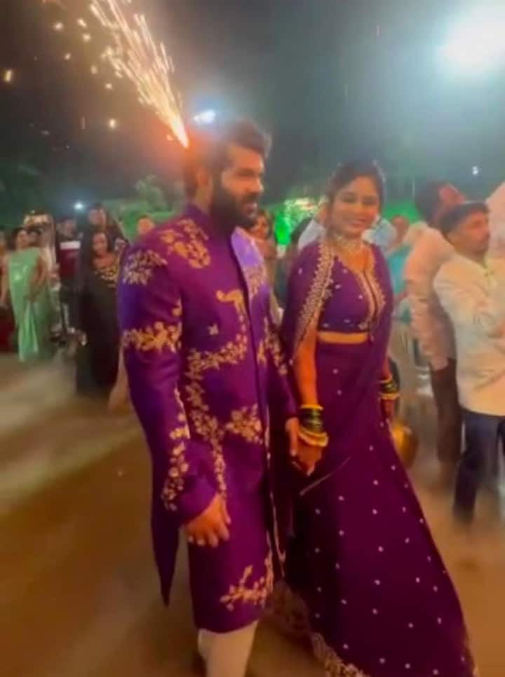 अक्षया देवधर आणि हार्दिक जोशीच्या रिसेप्शनचे फोटोही सोशल मीडियावर व्हायरल झाले आहेत.