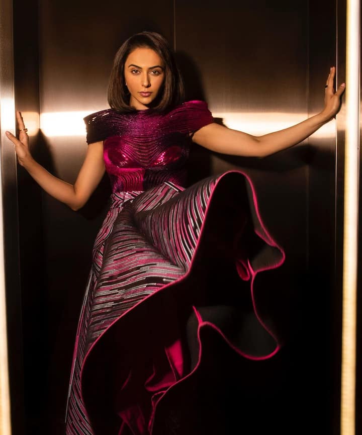 అందం అభినయంతో అందరినీ ఆకట్టుకుంది పొడుగు కాళ్ళ సుందరి రకుల్ ప్రీత్ సింగ్. Image Credit: Rakul Preet Singh/Instagram