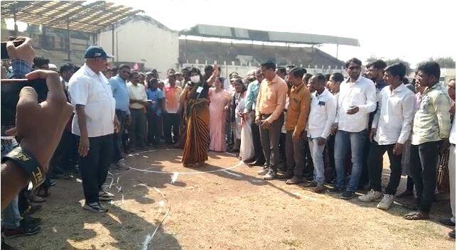 परभणीत बाल महोत्सवात जिल्हाधिकारी आंचल गोयल यांनाही गोळा फेकण्याचा मोह आवरता आला नाही.