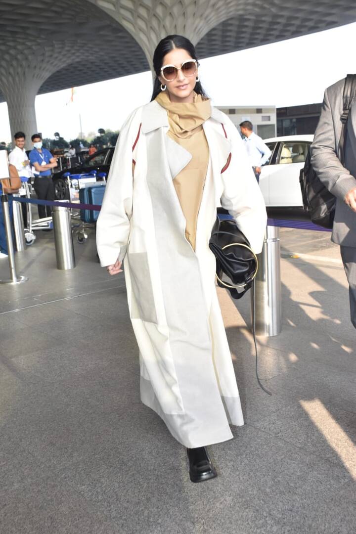मुंबई एयरपोर्ट के अंदर जाते हुए सोनम के स्टाइलिश अवतार ने हर किसी का ध्यान खींचा.