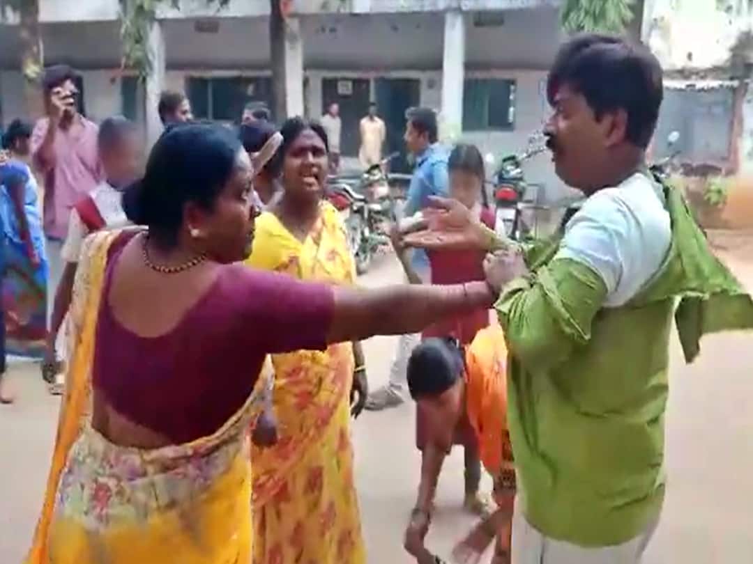 Nizamabad district modern aided school teacher misbehaves with students DNN Nizamabad News : విద్యార్థినులతో అసభ్యంగా ప్రవర్తించిన టీచర్, బడితపూజ చేసిన తల్లిదండ్రులు!