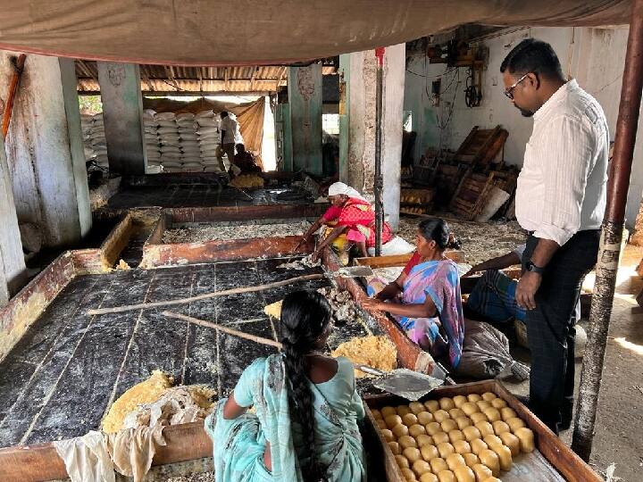 salem: food Safety Department seized 12,700 kg bags of sugar kept for adulteration in jaggery TNN Jaggery Adultered : அதிர்ச்சியடைந்த மக்கள்.. சேலத்தில் கலப்பட வெல்லம்; 12,700 கிலோ சர்க்கரை மூட்டைகள் பறிமுதல்