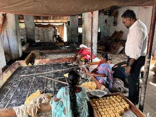 Jaggery Adultered : அதிர்ச்சியடைந்த மக்கள்.. சேலத்தில் கலப்பட வெல்லம்; 12,700 கிலோ சர்க்கரை மூட்டைகள் பறிமுதல்