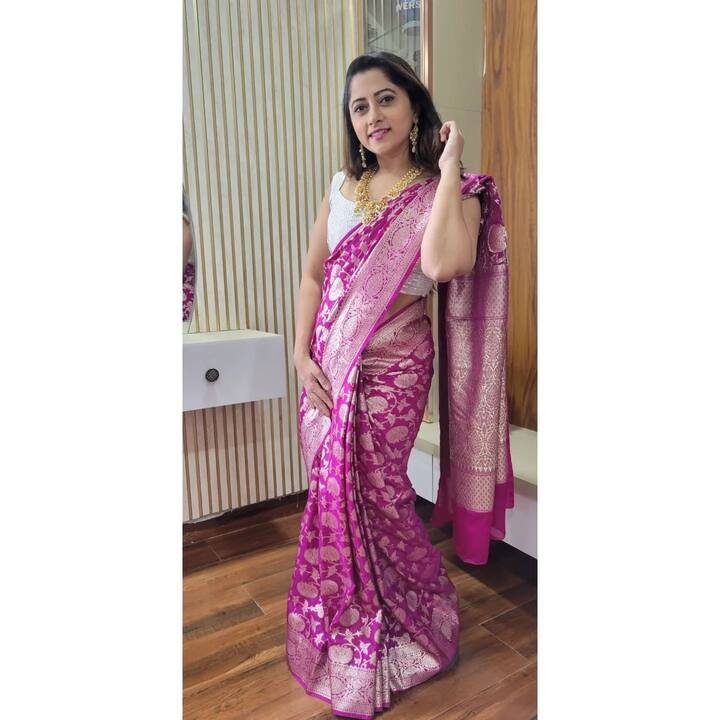 ఇంటింటి గృహలక్ష్మి’ సీరియల్‌లో శృతిగా మెప్పిస్తున్న లహరి అంతకు ముందు దాదాపు 20 సీరియల్స్‌లో నటించి బుల్లితెర ప్రేక్షకులకు చేరువైంది. హైదరాబాద్‌లో పుట్టి పెరిగిన లహరి.. చాలా ఏళ్లుగా బ్యాక్ టు బ్యాక్ సీరియల్స్ చేస్తూనే ఉంది.