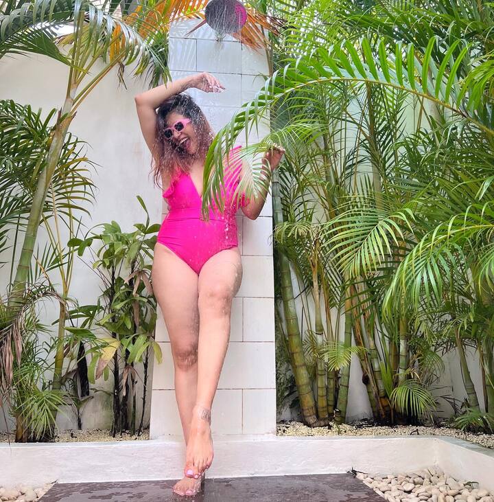 हाल ही में किश्वर मर्चेंट ने पिंक मोनोकिनी में अपनी खूबसूरत तस्वीरें पोस्ट की हैं. किश्वर का यह लुक दर्शकों को खूब पसंद आ रहा है.