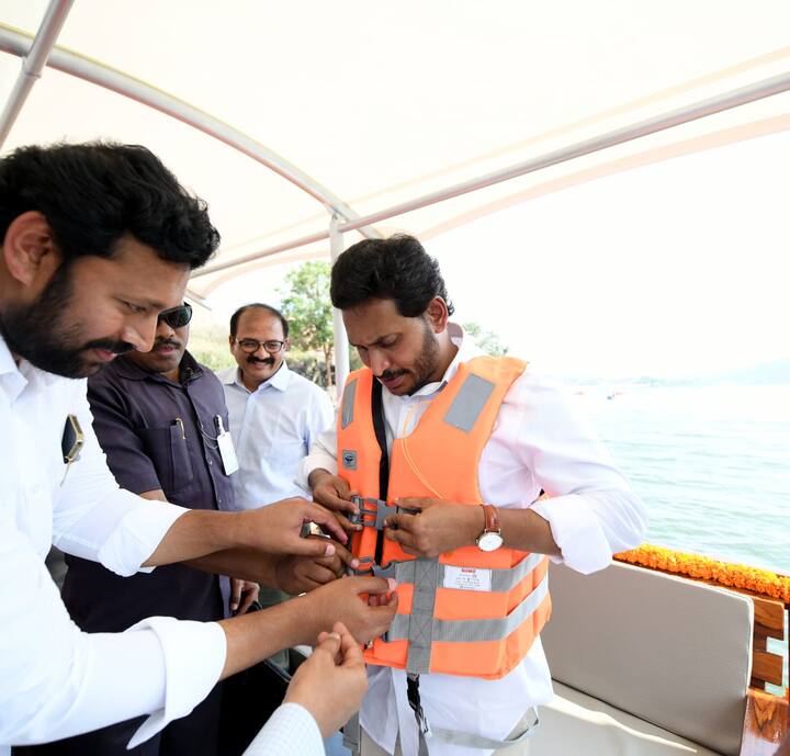సేఫ్టీ కోట్ ను ధరిస్తున్న సీఎం జగన్