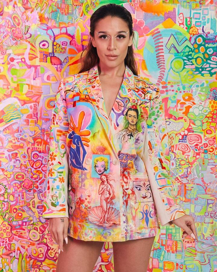 येथे कृष्णाने आपले केस उघडे ठेवले आहेत. ती कॅमेऱ्यासमोर एकापेक्षा एक पोज देताना दिसत आहे.(फोटो सौजन्य :kishushroff/instagram)