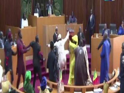 Senegal MP slaps female Member of Parliament sets off parliament brawl நாடாளுமன்றத்தில் ஒருவரை ஒருவர் தாக்கி கொண்ட எம்பிக்கள்...பெண் எம்பி மீது தாக்குதல்.. என்ன ஆச்சு?