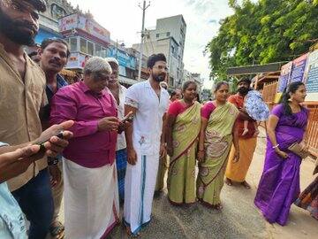 படம் பார்த்து விட்டு வந்த ரசிகர்களுடன், விஷ்ணு விஷால் செல்ஃபி எடுத்துக் கொண்டுள்ளார்