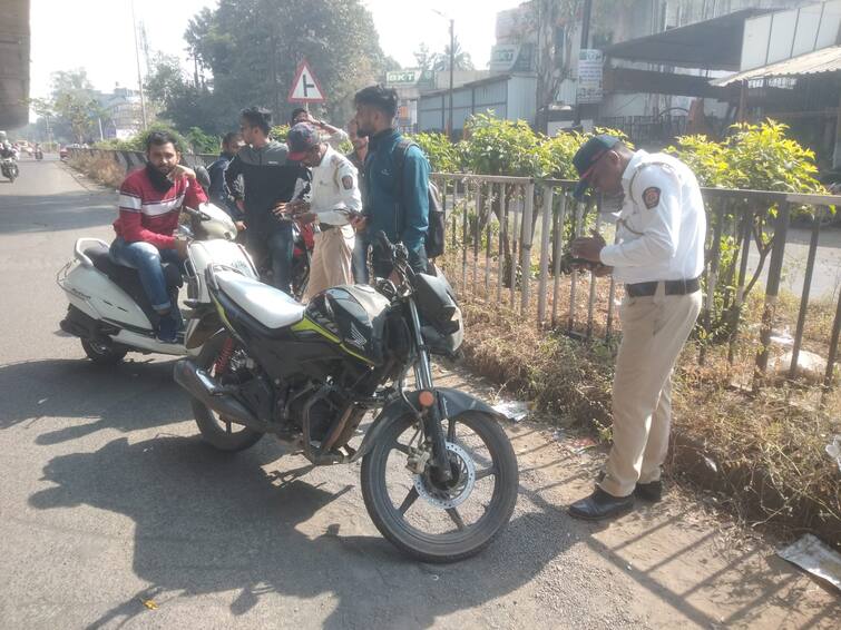 maharashtra news nashik news fine of Rs 3 lakh two-wheeler riders without helmets Nashik News : विना हेल्मेट फिराल तर सावधान, नाशिक पोलीस रस्त्यावर, पावणे तीन लाखांचा दंड वसूल