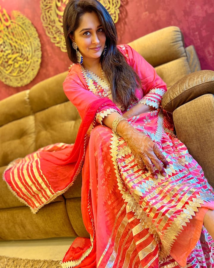 यूट्यूब चैनल पर डेली लाइफ अपडेट देते हुए दीपिका फैंस को एंटरटेन करती दिखाई देती हैं.