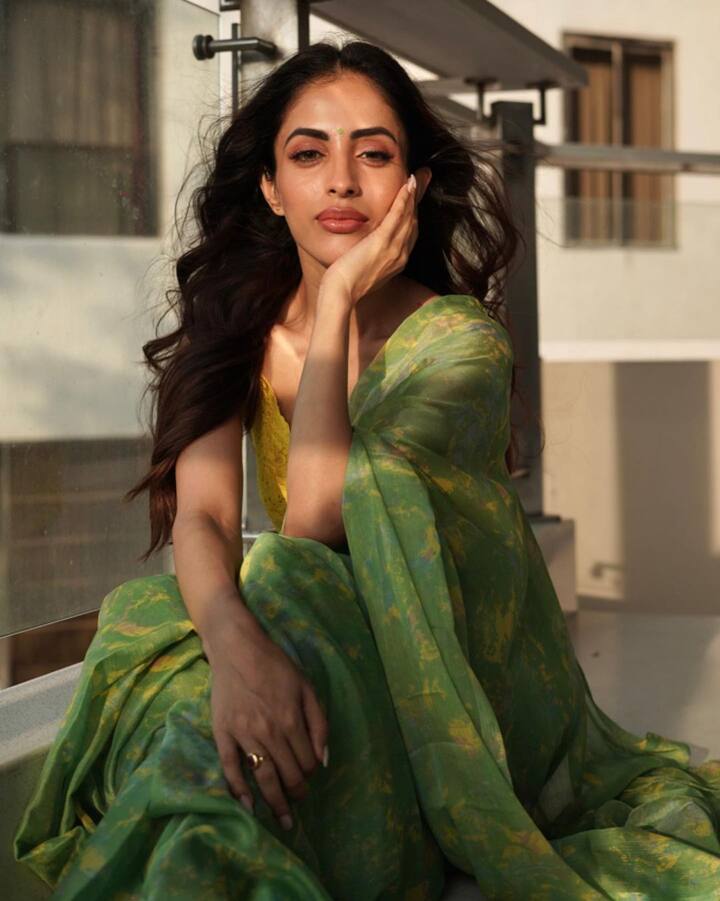 આ ફિલ્મ માટે તેને ‘બેસ્ટ ફીમેલ ડેબ્યુ’નો એવોર્ડ મળ્યો હતો. જોકે, તેનો પરિવાર કોલકાતાનો છે. તેના પિતા એન્જિનિયર છે અને માતા ગૃહિણી છે. પ્રિયા સોશિયલ મીડિયા પર ઘણી એક્ટિવ રહે છે. દરરોજ તે પોતાની તસવીર શેર કરતી રહે છે.