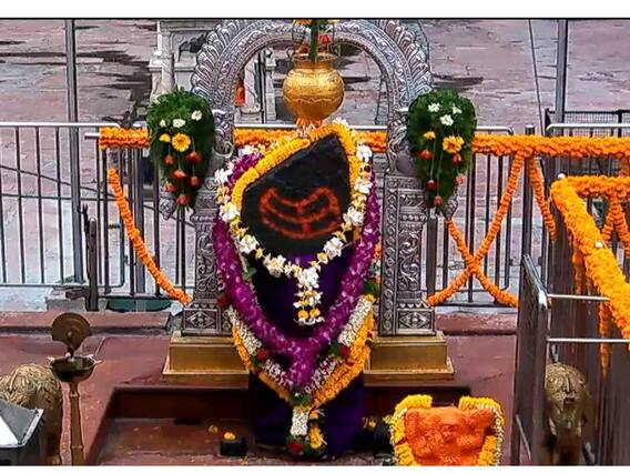 Shani Dev: शनि देव की पूजा में महिलाएं रखें इस बात का ध्यान, जरा सी चूक पड़ सकती है भारी
