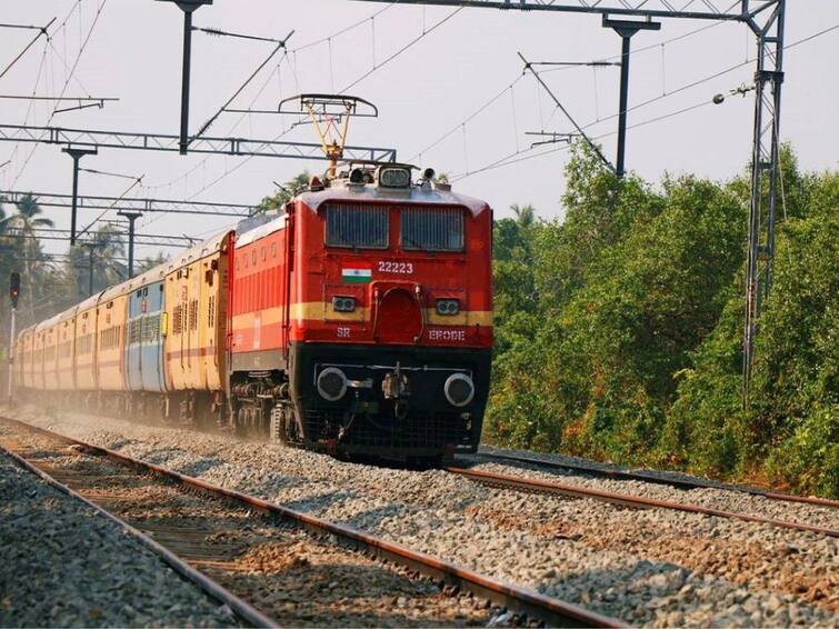 UP News Passenger Sitting By Window On Train Dies As Iron Rod Pierces Through His Neck UP News: ట్రైన్ విండోసీట్‌లో కూర్చున్న వ్యక్తిపైకి దూసుకొచ్చిన ఐరన్ రాడ్, మెడకు గుచ్చుకుని మృతి