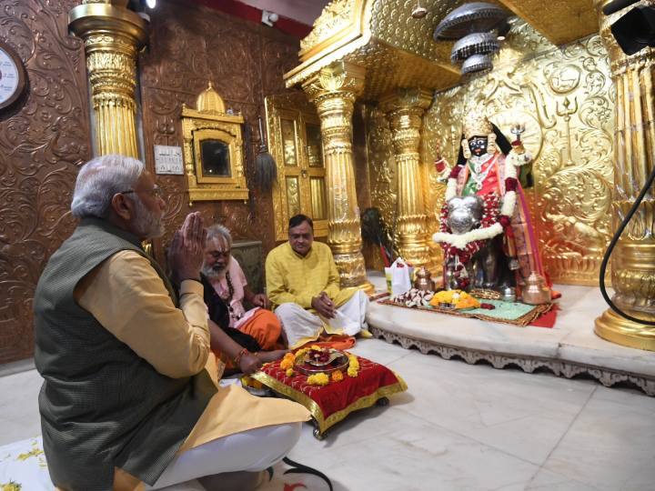 गुजरात विधानसभा चुनाव 2022 के दूसरे चरण की वोटिंग 5 दिसंबर को होनी है. इसके लिए प्रधानमंत्री और बीजेपी के वरिष्ठ नेता नरेंद्र मोदी राज्य में जमकर प्रचार कर रहे हैं. इसी सिलसिले में पीएम मोदी गुजरात की आर्थिक राजधानी अहमदाबाद पहुंचे.