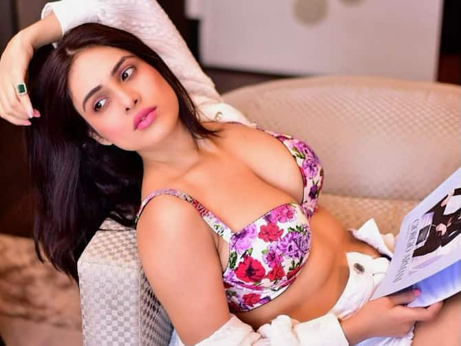 Neha Malik Flaunts Curvy Figure In Floral Bralette And White Shorts | Neha Malik Photos: नेहा मलिक ने बटन खोलकर फ्लॉन्ट किया कर्वी फिगर, तस्वीरों ने मचाया इंटरनेट पर तहलका