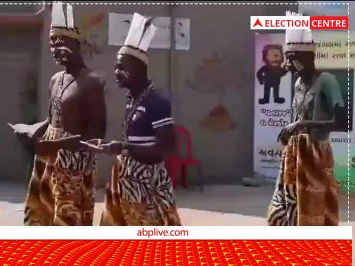 गुजरात के मिनी अफ्रीकी गांव जंबूर में कल हुए विधानसभा चुनाव के पहले चरण में सिद्दी समुदाय के लोगों ने विशेष जनजातीय बूथ पर वोट डाला है. वोटिंग के बाद सभी लोग खुश नजर आये और इन्हें जश्न मनाते देखा गया. इनकी कुछ तस्वीरें भी सामने आईं हैं. 
