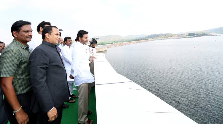 పార్నపల్లి రిజర్వాయర్ పరిశీలిస్తున్న సీఎం జగన్