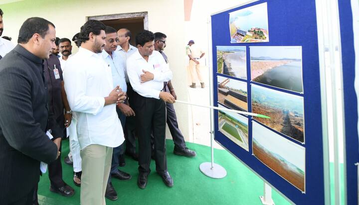 రిజర్వాయర్ వద్ద ఏర్పాటు చేసిన గ్యాలరీని వీక్షించిన సీఎం జగన్