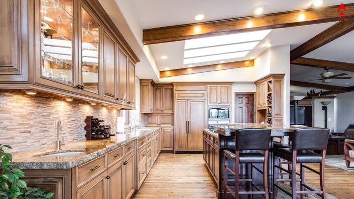 রান্নাঘরের ভেন্টিলেটরটিকেও গুরুত্ব দিন। কারণ ভেন্টিলেটর থেকে পুরোপুরি উষ্ণ বায়ু বের হতে না পারলে সমস্যা তৈরি হবে।