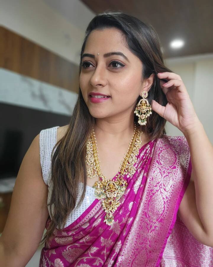 కార్తీకదీపం సీరియల్ లో డాక్టర్ బాబు మొదట ప్రేమించిన అమ్మాయి హిమ పాత్రలో నటించింది. ఆ సీరియల్ లో విలన్ రోల్ మౌనిత..యాక్సిడెంట్ చేయించి హిమను చంపిస్తుంది