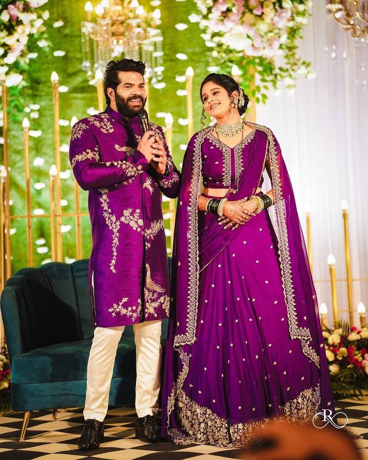 रिसेप्शनला अक्षयाने जांभळ्या रंगाचा लेहेंगा परिधान केला आहे. तर, हार्दिकने देखील जांभळ्या रंगाचा कुर्ता आणि पांढऱ्या रंगाचा पायजमा परिधान केला आहे.