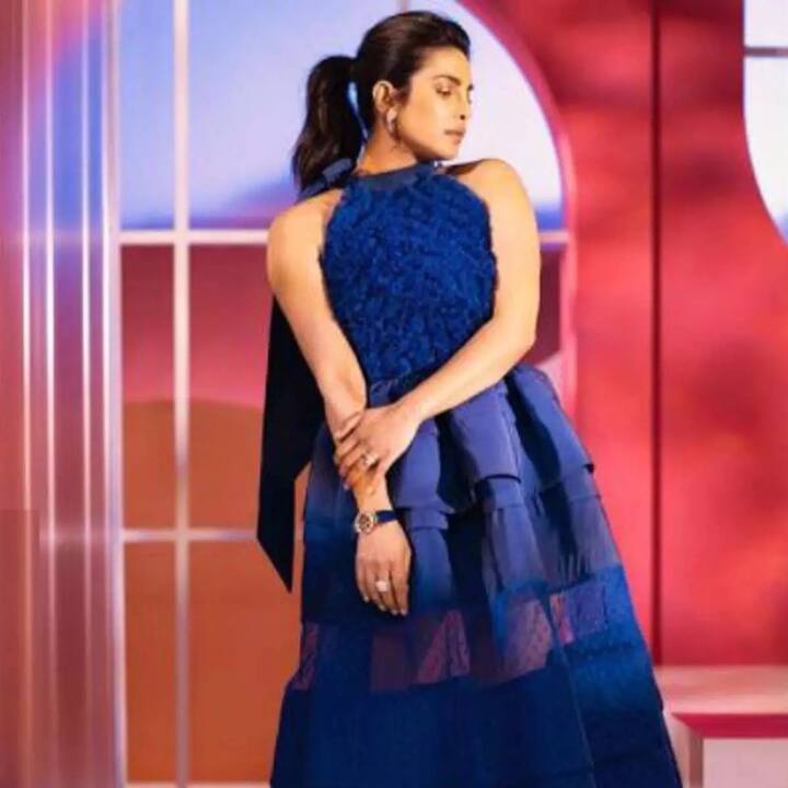 प्रियंका चोपड़ा जोनस – बॉलीवुड में अपना जलवा बिखेरने के बाद ग्लोबल लेवल पर अपने एक अलग पहचान बनाने वाली ग्लोबल स्टार प्रियंका चोपड़ा जोनस का घड़ी क्लेक्शन भी काफी खास है. प्रियंका की पसंदीदा घड़ी Bvlgari Diva's Dream है, जिसकी कीमत 32 लाख रुपए है.