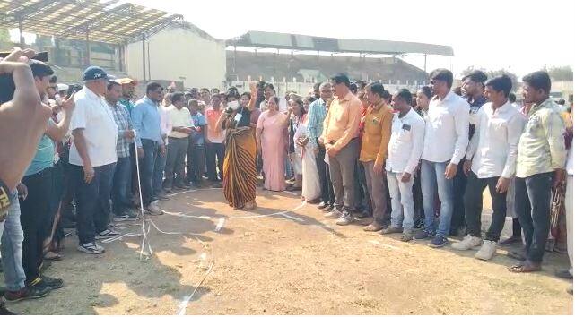 याच बालमहोत्सवात जिल्हाधिकारी आंचल गोयल यांच्यातील खेळाडू उपस्थितांना पाहायला मिळाला.