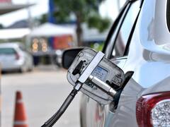 CNG Car: ਆਖ਼ਰ ਕਿਉਂ CNG ਭਰਨ ਵੇਲੇ ਕਾਰ ਤੋਂ ਉਤਰ ਜਾਂਦੇ ਹਨ ਸਾਰੇ, ਜਾਣੋ ਹੈਰਾਨ ਕਰਨ ਵਾਲਾ ਕਾਰਨ