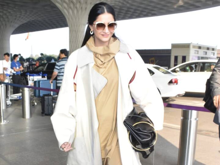 Sonam Kapoor Airport Look: सोनम कपूर अपने बेटे के जन्म के बाद धीरे-धीरे फैशन की दुनिया में वापसी कर रही हैं. हाल ही में मुंबई एयरपोर्ट पर उन्हें बेहद स्टाइलिश अंदाज में देखा गया है.