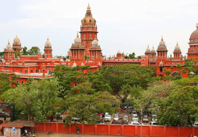 Madras High Court directs Tamil Nadu government, ban mobiles in all banks Madras High Court: मद्रास हाई कोर्ट का तमिलनाडु सरकार को निर्देश, सभी मंदिरों में मोबाइल ले जाना बैन करें