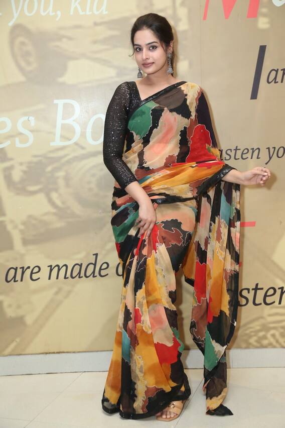 Ayesha Khan: క్యూట్ స్మైల్ తో ఆకట్టుకుంటున్న అయేషా ఖాన్