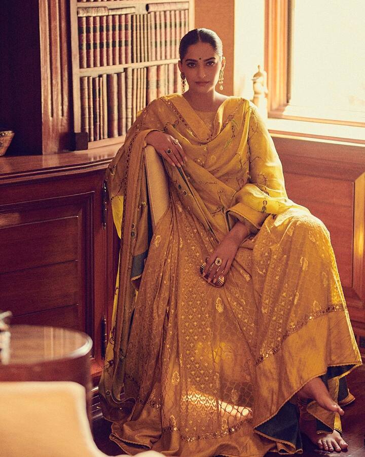 ज्यामध्ये ती खूपच सुंदर दिसत आहे. केसात अंबाडा आणि गजरा घालून अभिनेत्री कहर करत आहे. (फोटो सौजन्य :sonamkapoor/इंस्टाग्राम)