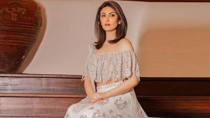 रिद्धिमा कपूर – इस लिस्ट का पहला नाम है कपूर खानदान की खूबसूरत बेटी रिद्धिमा कपूर का. जिन्होंने फिल्मों में अपना करियर ना बनाकर ज्वेलरी डिजाइन करना पसंद किया. बता दें कि आज वो इस लाइन में बेहद कामयाब है. कई स्टार्स तो उनकी ज्वेलरी पहनते ही हैं साथ ही ये फिल्मों में भी यूज की जाती है.