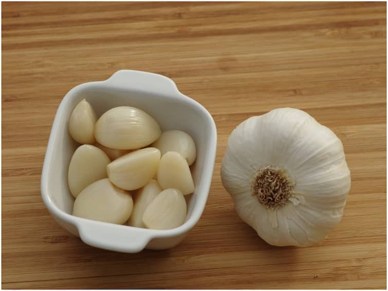 Health Tips: Garlic is sanjivani for people suffering from cholesterol problems, use it like this Cholesterol: કોલેસ્ટ્રોલની સમસ્યાથી પીડાતા લોકો માટે ‘સંજીવની’ છે લસણ, આ રીતે કરો ઉપયોગ