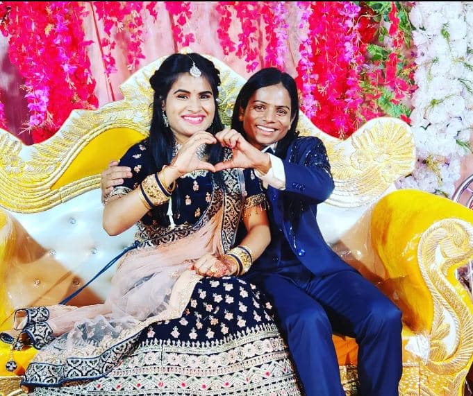 India sprinter Dutee Chand pose together with girlfriend Monalisa, pens heartwarming note on instagram Dutee Chand : भारतीय धावपटू दुती चंदनं समलैंगिक पार्टनरसोबत लग्न केलं? चर्चेला उधाण