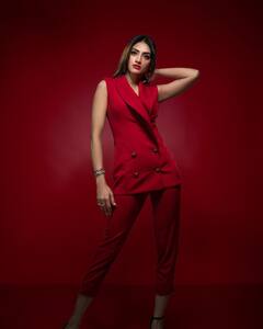 PHOTO: नुसरत जहाँचा एथनिक अवतार; साडीतही दिसतेय हॉट!