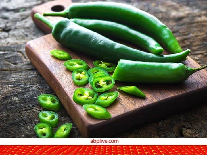 eating green chilli have various health benefits it help in digestion protects from bacteria improves immunity and much more हरी मिर्च खाने में दिक्कत देती है मगर इस तरह खाएं तो मिलता है फायदा, इन लोगों को तो जरूर खानी चाहिए