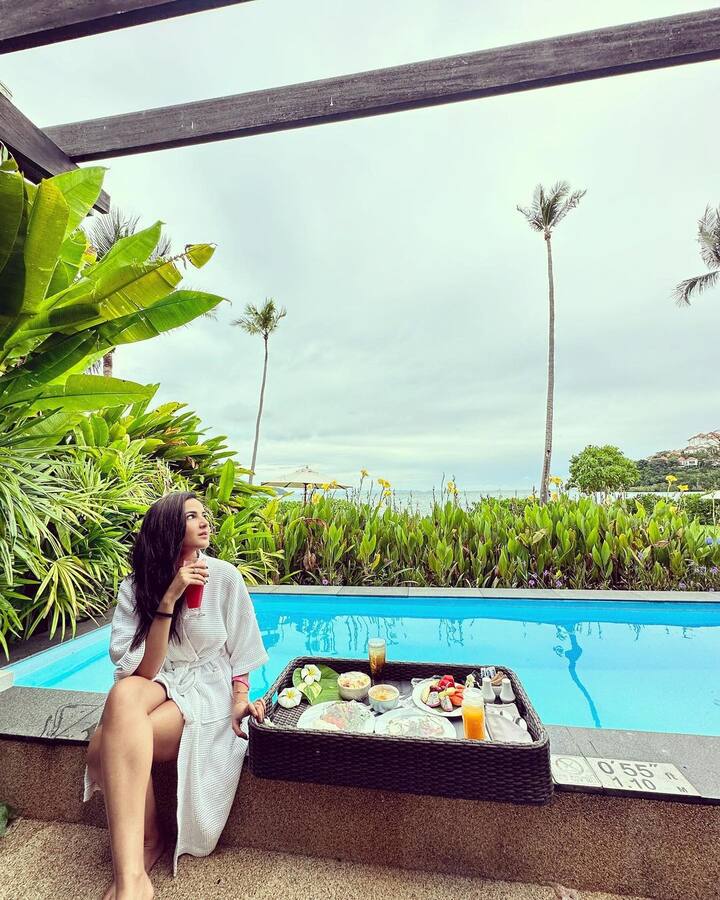 ये तस्वीरें जैस्मिन ने हाल ही में शेयर की हैं. जिसमें वो बाथरोब में पुल के पास बैठी अपना ब्रेकफास्ट एंजॉय कर रही हैं.