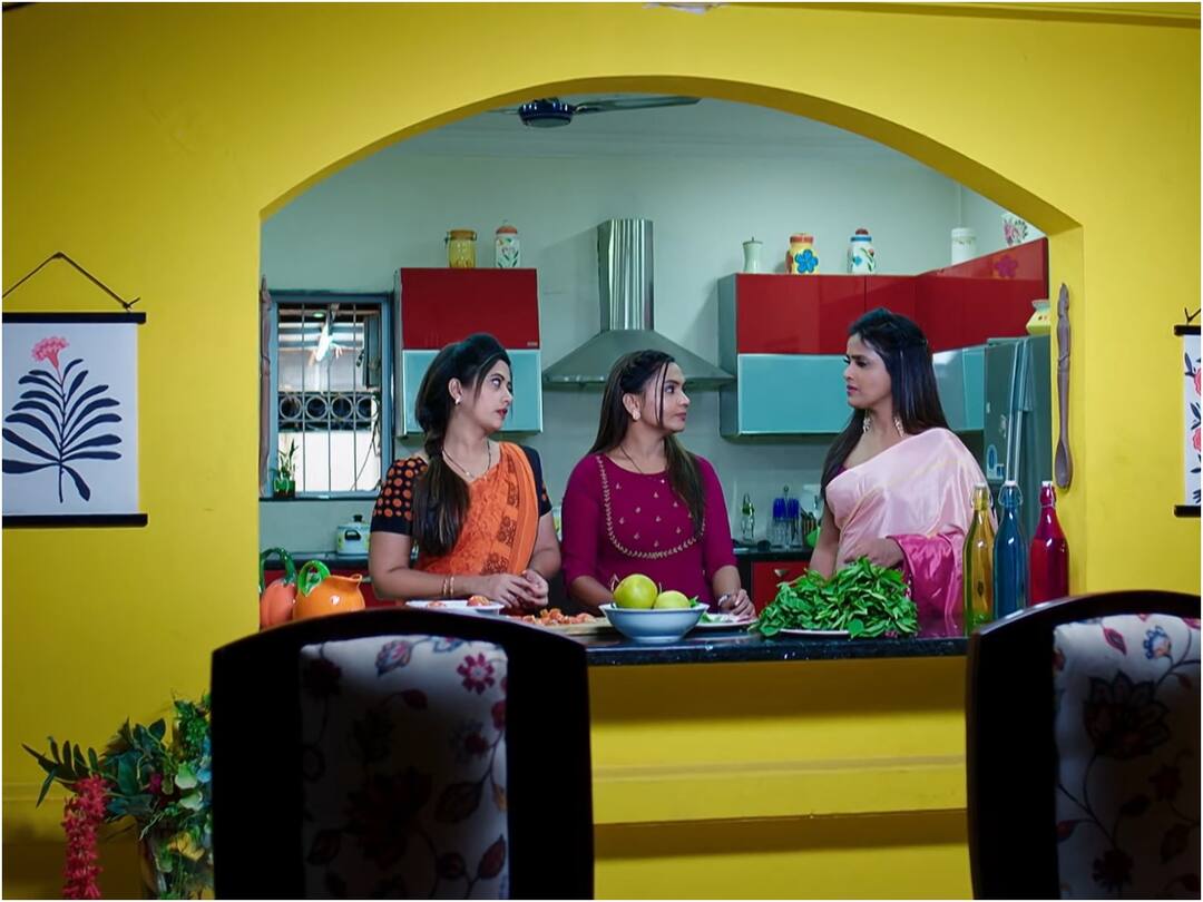 Gruhalakshmi Serial December 3rd Episode 806 Written Update Today Episode Gruhalakshmi December 3rd: లాస్యని ఫుట్ బాల్ ఆడుకున్న తోడికోడళ్ళు- బస్సెక్కడానికి సామ్రాట్ తిప్పలు