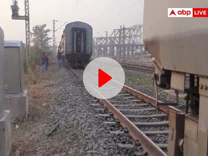 VIDEO: Two Berths of New Delhi Gaya Mahabodhi Express Splits in Sasaram Of Bihar VIDEO: बिहार में चलते-चलते महाबोधि एक्सप्रेस से अलग हो गईं 2 बोगियां, S8 और S9 को छोड़ आगे बढ़ गई ट्रेन