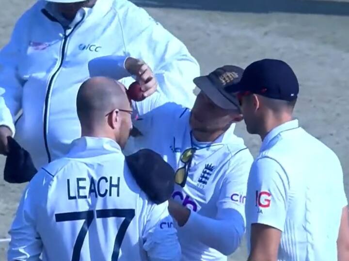 PAK vs ENG Test England captain Joe Root Shine the ball with Jack Leach's head see video PAK vs ENG: जो रूट ने मैच के दौरान जैक लीच के सिर पर रगड़ दी बॉल, वायरल वीडियो में देखें कारण